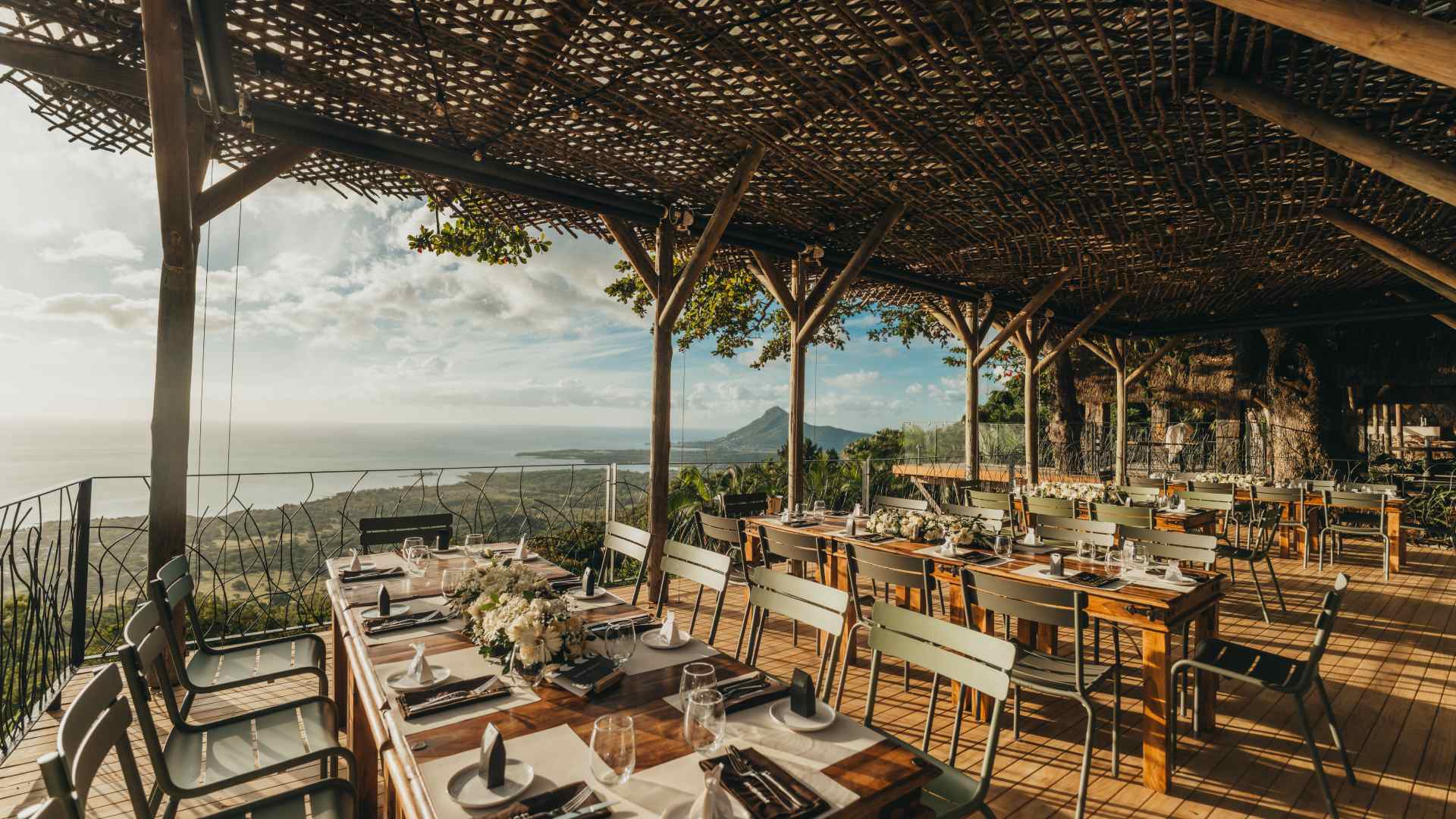 Le Chamarel Panoramic Restaurant : Celebrate above the mountains of Chamarel